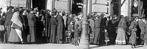 Historische Fotoaufnahme: wartende Menschen