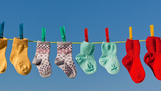 Babysocken auf einer Wscheleine