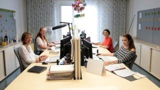 copyright: Sabine Hertel/Tageszeitung Heute Arbeitssituation: Vier Personen sitzen an Schreibtischen in einem Büro