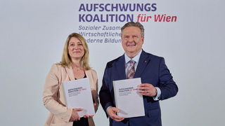 Brgermeister Michael Ludwig und Vizebrgermeisterin Bettina Emmerling halten das Regierungsprogramm in den Hnden