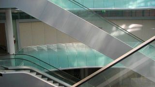 sich kreuzende Rolltreppen