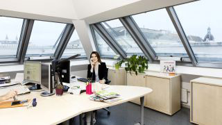 Verwaltungsassistentin am Arbeitsplatz