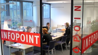 Beratungsgesprche hinter Glaswand im Infopoint der MA 25 und MA 50